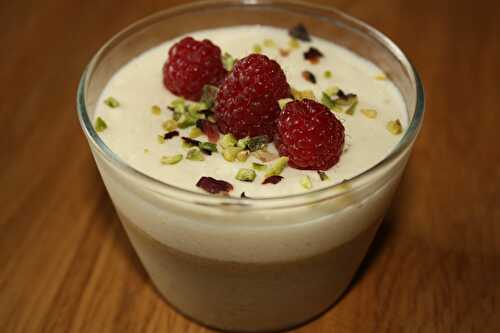 Crème brûlée pistache et framboises, mousse soyeuse au chocolat blanc