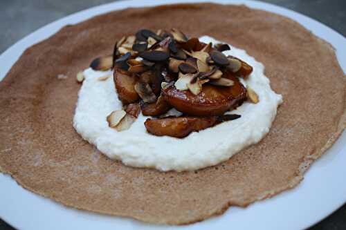 Crêpes au lait d’avoine, fromage blanc au sirop d’érable et pommes caramélisées.