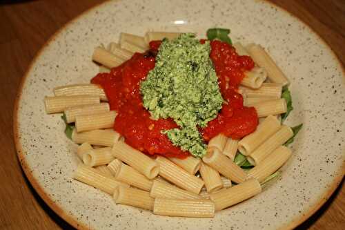 Des pâtes pour le 100ème post: Macaronis sauce tomate et pesto roquette/basilic