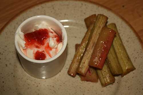 Dessert express : Rhubarbe rôtie, fromage blanc et confiture maison - MON MARAÎCHER A LA CASSEROLE
