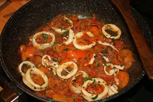Encornet sauté au chorizo, tomates et poivron