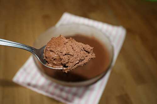 Et qu’est-ce que je fais avec le jus de ma boîte de pois chiche : une mousse au chocolat végétale, touche de coco voyons !!