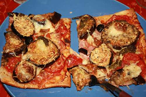 La pizza Clémence : jambon, aubergines et mozzarella fumée