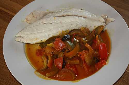 Maigre en tagine sur lit poivron, tomate et curcuma