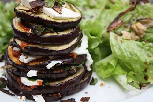 Millefeuille d’aubergine, chèvre frais et caviar de tomates