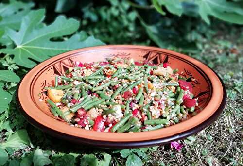 Parce que j'aime définitivement mettre des fruits dans mes salades: petit épeautre, haricots verts,tomates et pêches pour vous régaler (vegan)