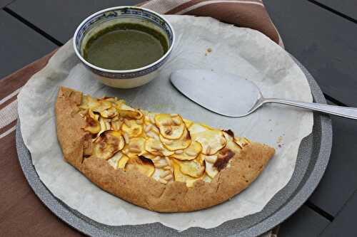 Parce que l'été n'est pas encore terminé: tarte rustique à la courgette et son coulis au basilic (vegan)