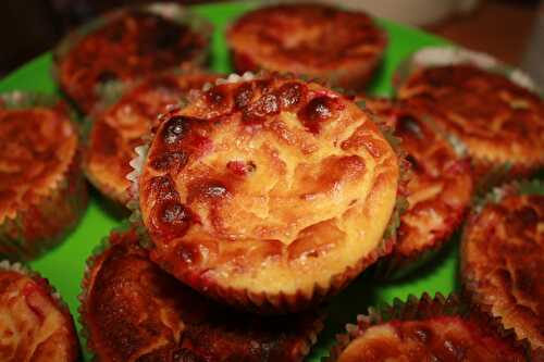 Petits moelleux au fromage blanc de brebis, chocolat blanc et groseilles