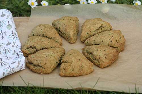 Qu'est-ce qu'on met dans le panier du pique-nique? Des scones à l'ail des ours (et en plus, ils sont vegan)