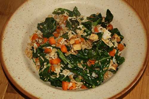 Riz sauté au chou plume, carotte et tofu fumé