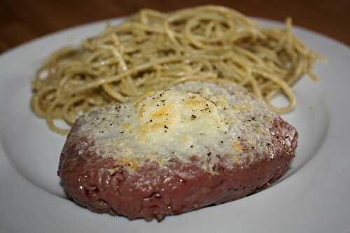 Steak gratiné au parmesan et spaghettis au pesto
