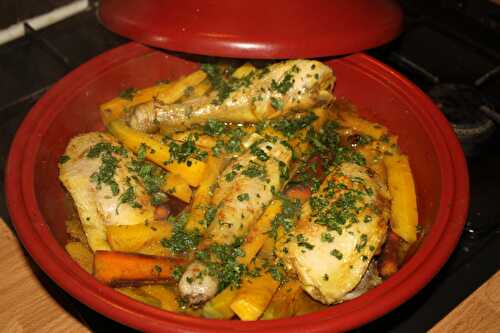 Tajine de poulet aux carottes, amandes & raisins