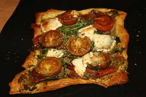 Tartelettes fines basilic, tomate cerise, jambon de parme, roquette et chèvre