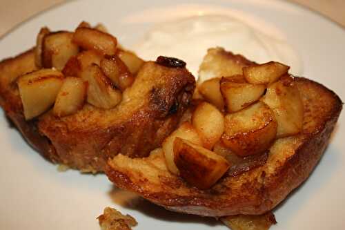 Un p'tit réconfort dominical? Brioche retrouvée aux pommes, yaourt de brebis au miel