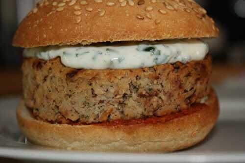 Veggie burger, steak de haricots blanc, sauces arrabiata & yaourt/ciboulette - MON MARAÎCHER A LA CASSEROLE