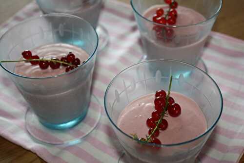 Viiiiiite des idées pour écouler le stock de groseilles! Mousse soyeuse chocolat blanc groseilles