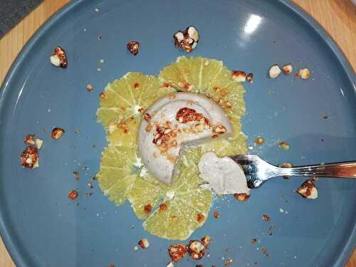 Votre dessert pour les fêtes : panna cotta végétale à l'amande sur carpaccio d'orange, pralin croquant (vegan)