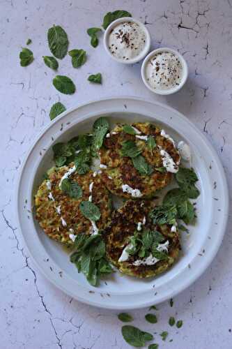 Galettes de chou-fleur et brocolis, sauce au yaourt et à la menthe