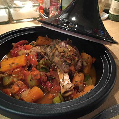 Souris d’agneau braisée à la tomate et ses petits légumes en tajine.