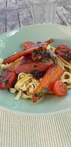 Magret de canard, ses carottes et tomates, sur un lit de tagliatelles.