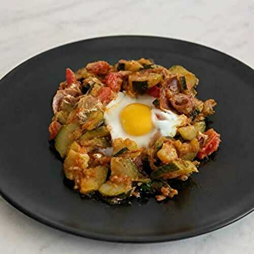 Poêlée de courgettes avec tomates, jambon de pays et œufs pochés
