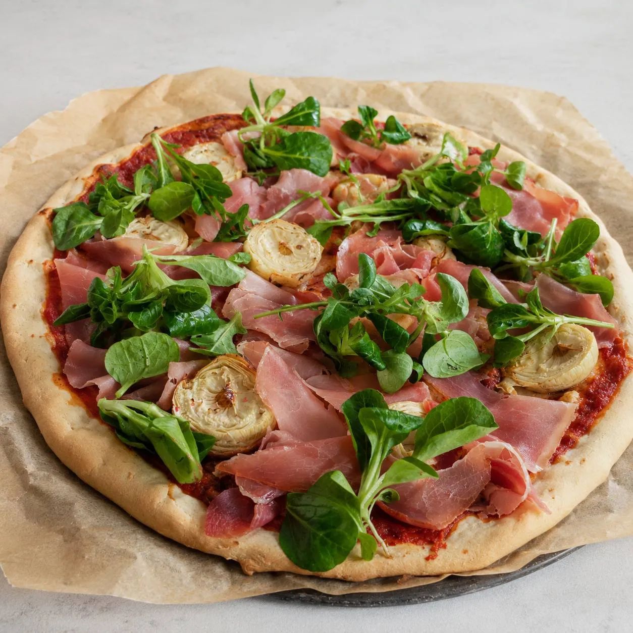 Pizza maison aux artichauts, mozzarella et jambon cru