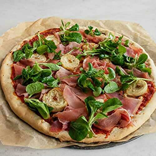 Pizza maison aux artichauts, mozzarella et jambon cru