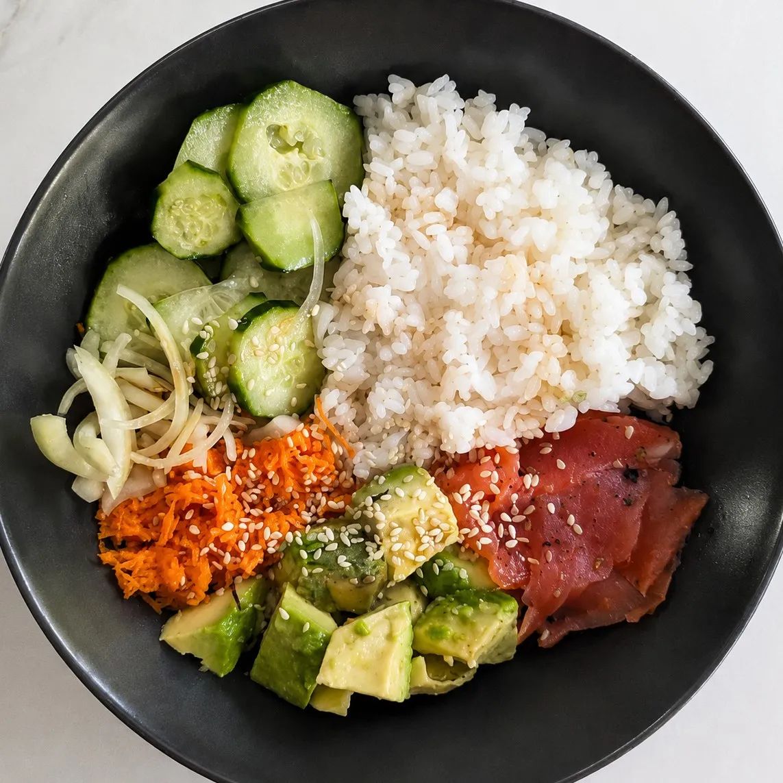 Recette poke bowl saumon fumé et avocat : simple, frais, prêt en 20 min