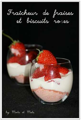 Fraises et biscuits roses en verrines