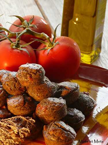 Mini-cakes à la tapenade, au thym et aux tomates confites