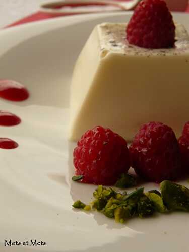 Panna Cotta à la vanille, coulis de fruits rouges, quelques pistaches...