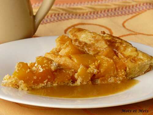 Tatin pêches-mangues, coulis au miel et au romarin