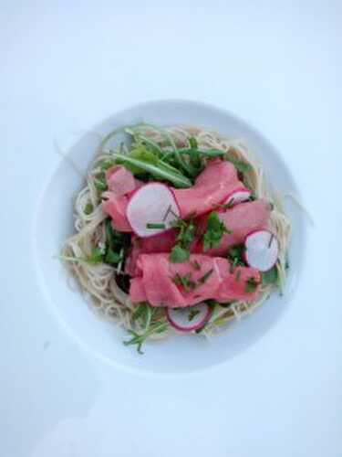 Carpaccio de boeuf, nouilles de riz à l’asiatique