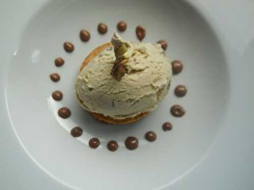 Glace parfumée aux cèpes d’été, sablé breton, chocolat chaud infusé au reishi