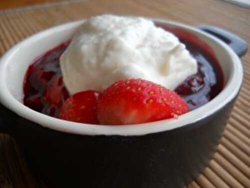 Soupe de fraises et framboises au vinaigre de tomates, crème fouettée aux amandes | Mumukouski