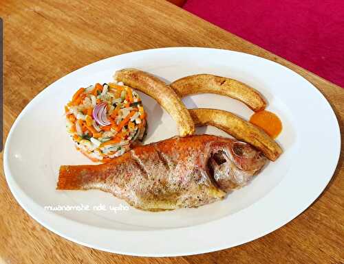 Banane vertes frites, jardinière de légumes et rouget en papillote