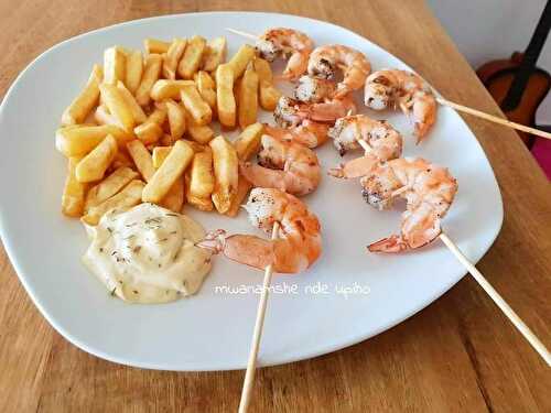 Brochettes de crevettes et frites