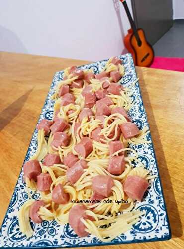 Brochettes de spaghetti et saucisses