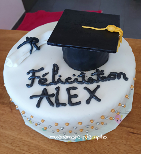 Gâteau chapeau de soutenance et diplôme