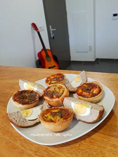 Mini quiches aux surimis et oeufs écossais