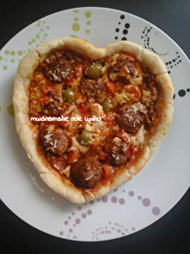 Pizza ❤ boulettes de viande en forme de coeur