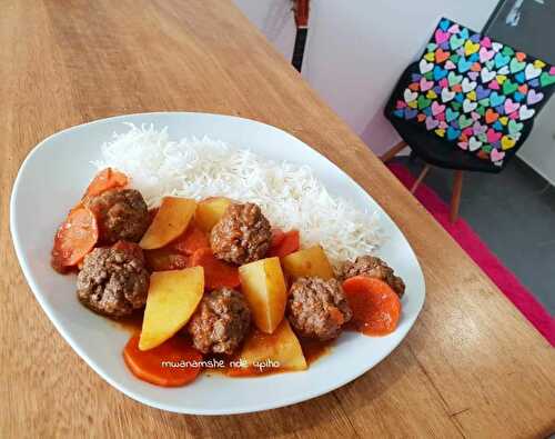 Riz et sauce de boulettes de viande carottes et pdt