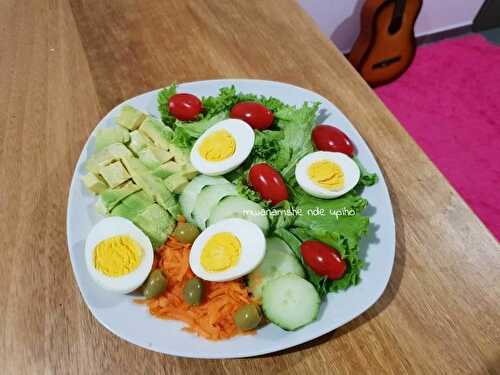 Salade avocat, oeufs, tomates cerises...