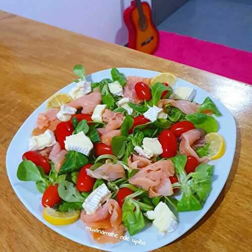 Salade de mâche, saumon fumé et fromage