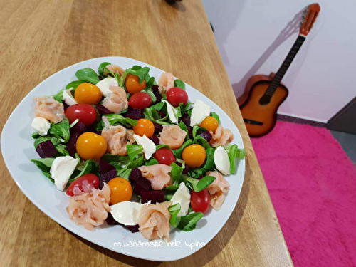 Salade tomates cerises saumon fromage