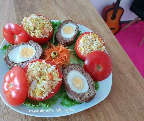 Tomates farcies de riz aux crevettes et oeufs écossais