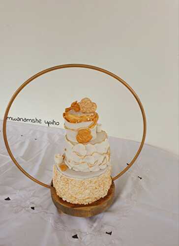 Wedding cake blanc doré  - mwanamshe upiho 