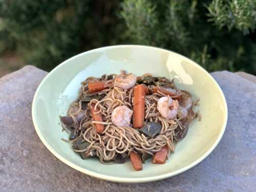 Nouilles aux crevettes et légumes