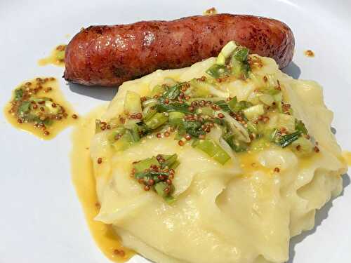 Purée, saucisse à la sauce moutarde et cébettes