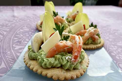 Tartelettes avocats, crevettes et crudités